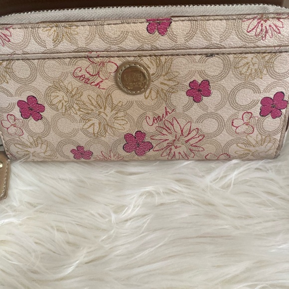 Coach Zippy Wallet - Picture 1 of 6